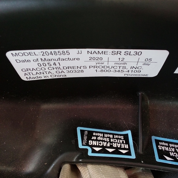 Graco SnugRide 30 infant car seat black and Grey. Head support and base included